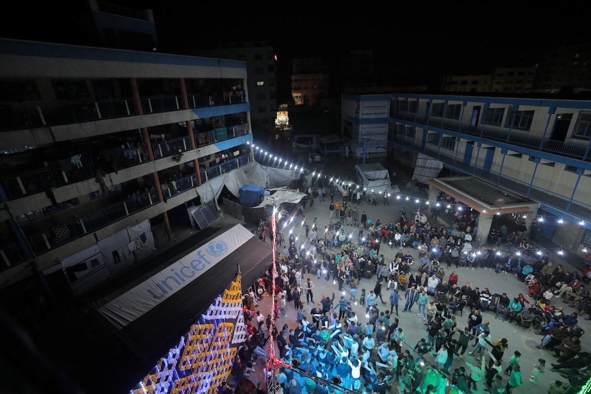 فلسطينيون نازحون يشاركون في حفل زفاف الشاب ماهر حمدية داخل مدرسة حُوّلت إلى مأوى في مخيم النصيرات، وسط قطاع غزة، 26 أبريل/نيسان 2026. (تصوير: حسن الجديدي)