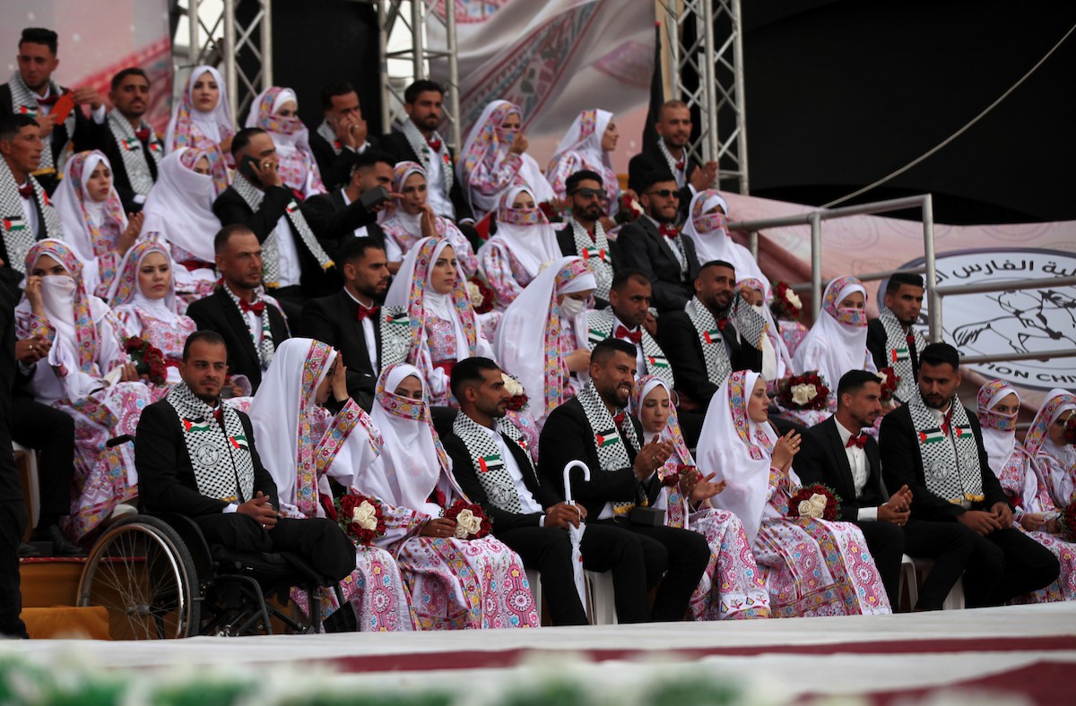 حفل زفاف جماعي لنحو 300 عروس وعريس، تحت عنوان فستان الفرح 2، نظمته مؤسسة الفارس الشم في دير البلح، وسط قطاع غزة، في 24 أبريل/نيسان 2026، (صورة: معز صالحي)