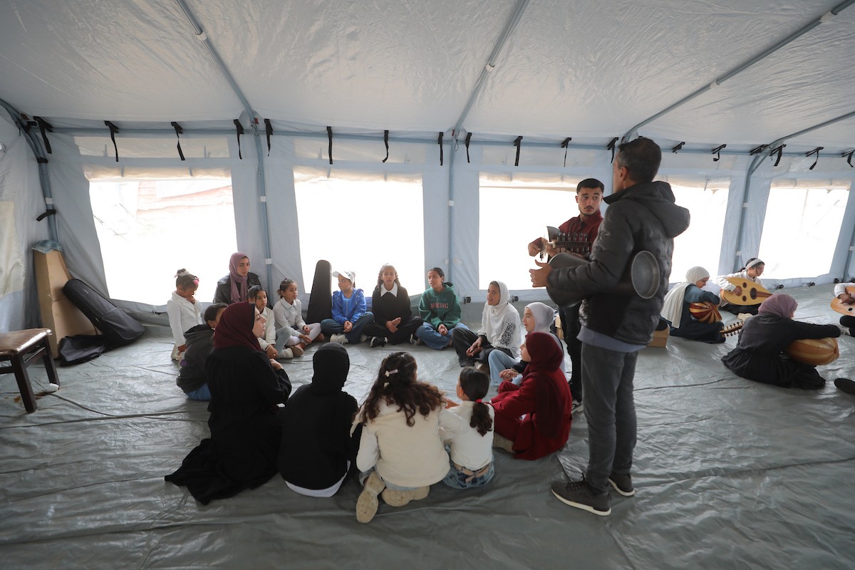 يشارك أطفال فلسطينيون في أنشطة ترفيهية ودعم نفسي اجتماعي في مخيم الزهور للنازحين في مخيم النصيرات للاجئين وسط قطاع غزة. 26 أبريل/نيسان 2026، (تصوير: حسن الجديدي)