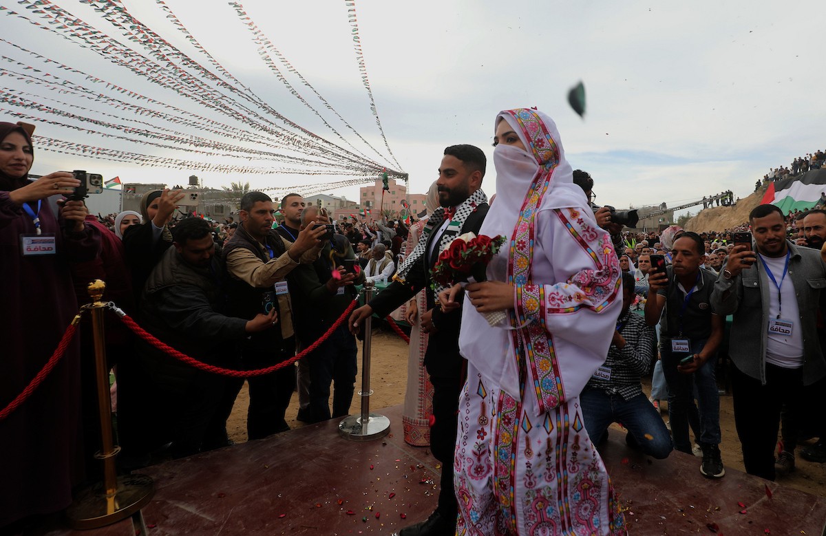 حفل زفاف جماعي لنحو 300 عروس وعريس، تحت عنوان فستان الفرح 2، نظمته مؤسسة الفارس الشم في دير البلح، وسط قطاع غزة، في 24 أبريل/نيسان 2026، (صورة: معز صالحي)