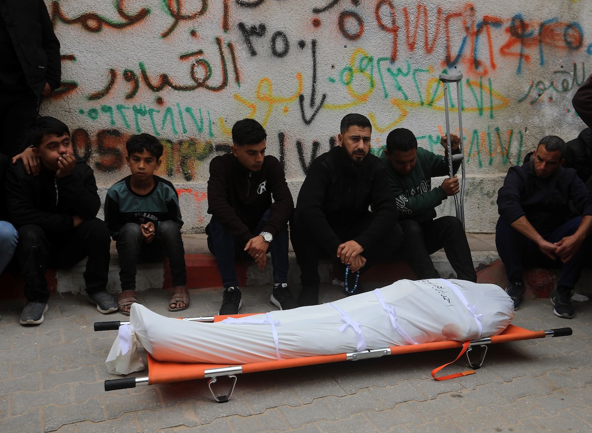 ودّع المشيّعون جثامين الفلسطينيين الذين سقطوا في غارة جوية إسرائيلية على مخيم الشاطئ للاجئين خلال جنازتهم في مدينة غزة في 15 أبريل/نيسان 2026. صورة: بلال أسامة