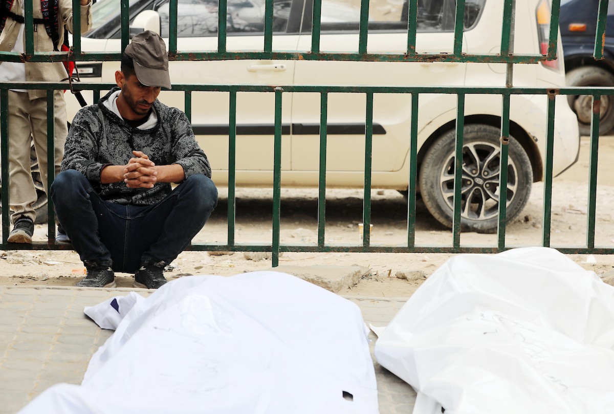 فلسطينيون ينوحون على جثامين مدنيين سقطوا في غارة إسرائيلية شمال قطاع غزة، خلال جنازة أقيمت في مستشفى الشفاء بمدينة غزة، في 26 أبريل/نيسان 2026. صورة: بلال أسامة