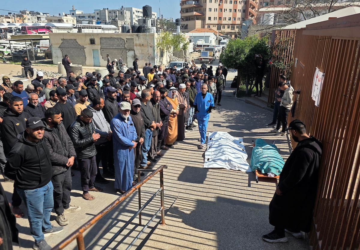 ودّعَ فلسطينيون جثمان يوسف منصور، الذي استُشهد في غارة جوية إسرائيلية أثناء صيده الطيور في منطقة المواصي بخان يونس، جنوب قطاع غزة. 9 أبريل/نيسان 2026. صورة: طارق محمد