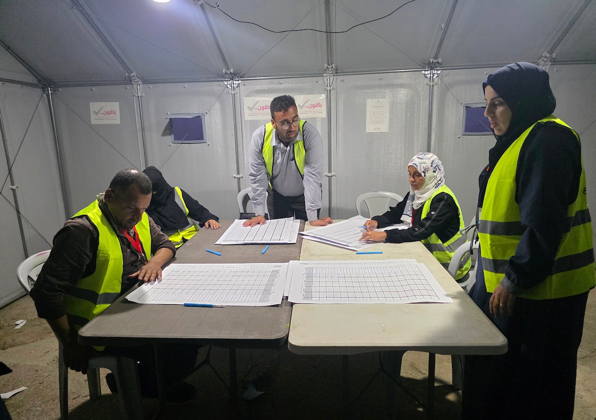 لجنة الانتخابات تُجري فرز قوائم المرشحين في الانتخابات المحلية الأولى في دير البلح وسط قطاع غزة منذ أكثر من عقدين، والأولى في الضفة الغربية منذ بدء حرب السابع من أكتوبر/ تشرين الأول 2023، 25 أبريل/نيسان 2026. (صورة: طارق محمد)