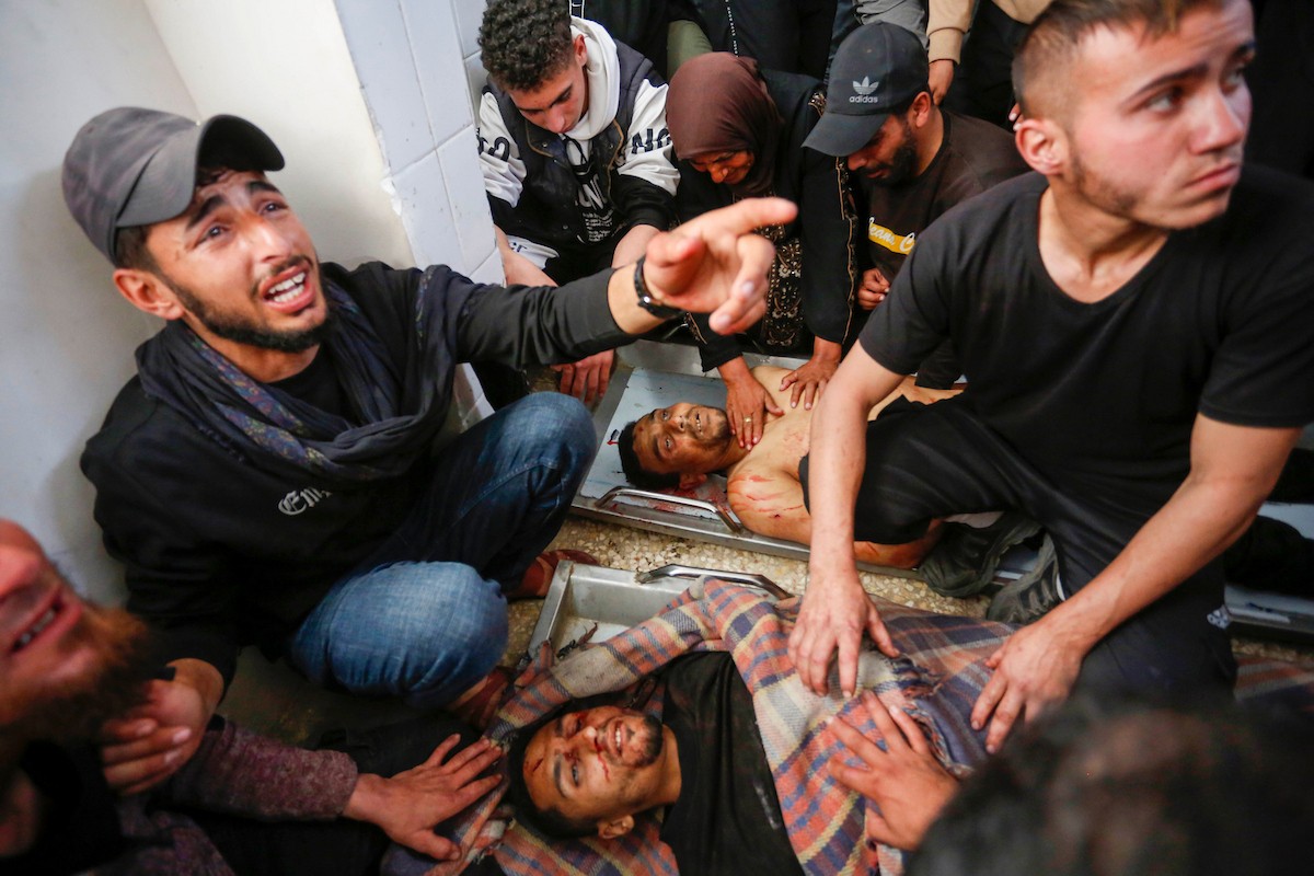 ودّع فلسطينيون عدداً من الجثث في مستشفى شهداء الأقصى بدير البلح. وقد سقط الضحايا جراء القصف الإسرائيلي وإطلاق النار من فصائل مسلحة متعاونة مع الجيش الإسرائيلي، شرق مخيم المغازي وسط قطاع غزة، في 6 أبريل/نيسان 2026. (صورة: أحمد إبراهيم)