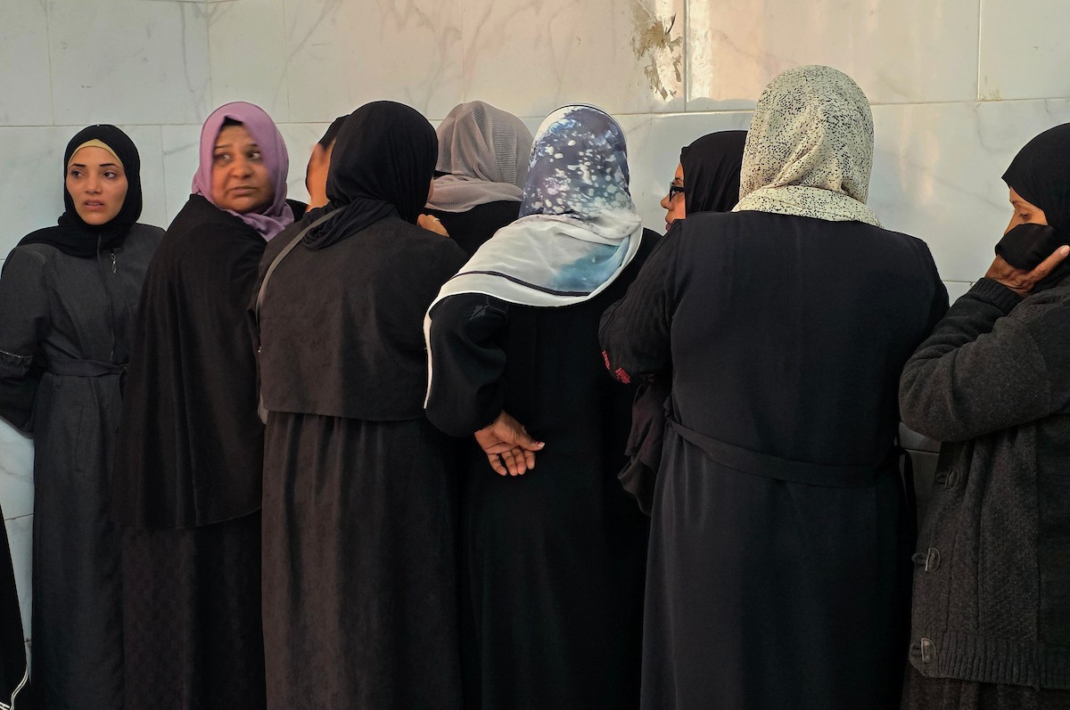 الفلسطينيون ينعون وفاة هدى العطار في مجمع ناصر الطبي، بعد استشهادها في غارة جوية إسرائيلية استهدفت خيمتها في منطقة المواصي، جنوب خان يونس، جنوب قطاع غزة. 26 أبريل/نيسان 2026. تصوير: طارق محمد