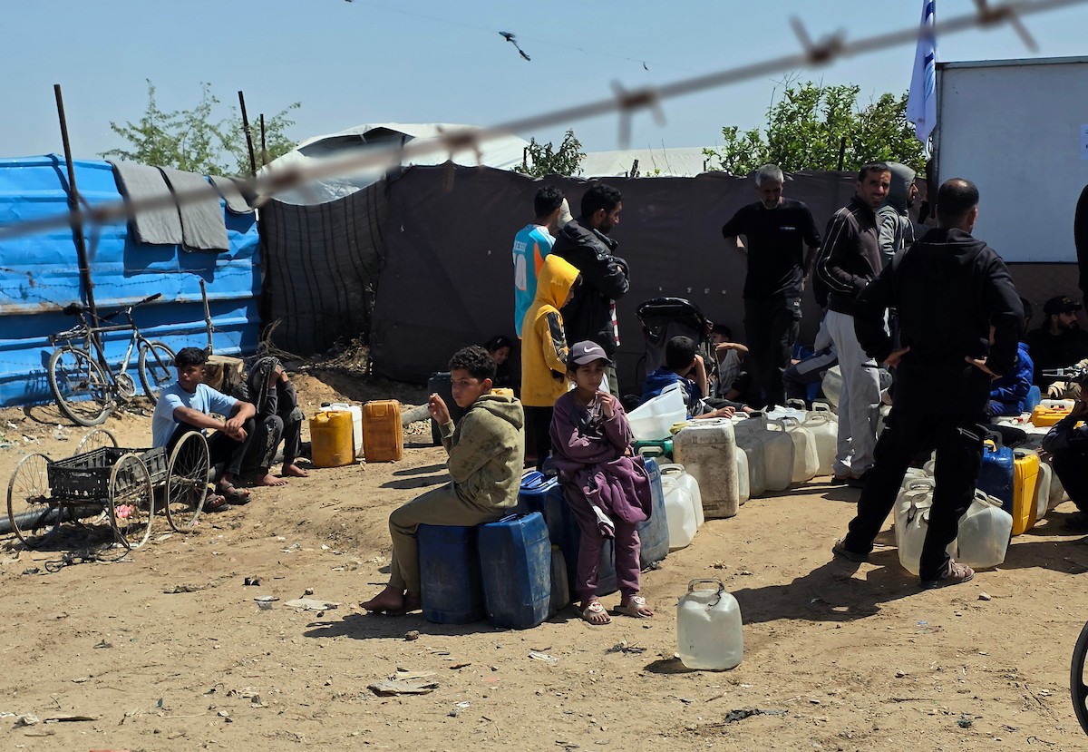شارك فلسطينيون نازحون في اعتصام احتجاجي جنوب خان يونس، داخل مخيمات النزوح، مطالبين بإنهاء أزمة مياه الشرب، 5 أبريل/نيسان 2026. تصوير: طارق محمد (APA Images).