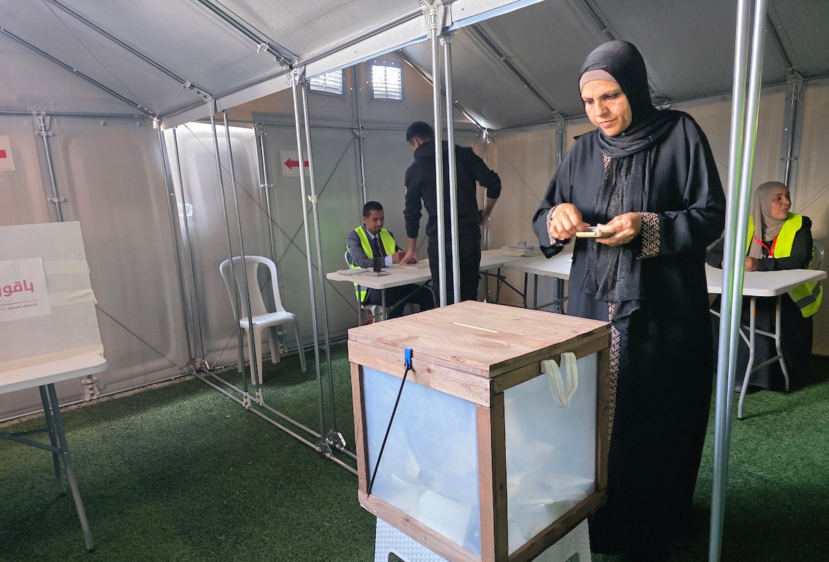 الفلسطينيون يدلون بأصواتهم في مركز اقتراع خلال الانتخابات البلدية في دير البلح، قطاع غزة، في 25 أبريل/نيسان 2026 بعد أكثر من 20 عاما، (صورة: طارق محمد)