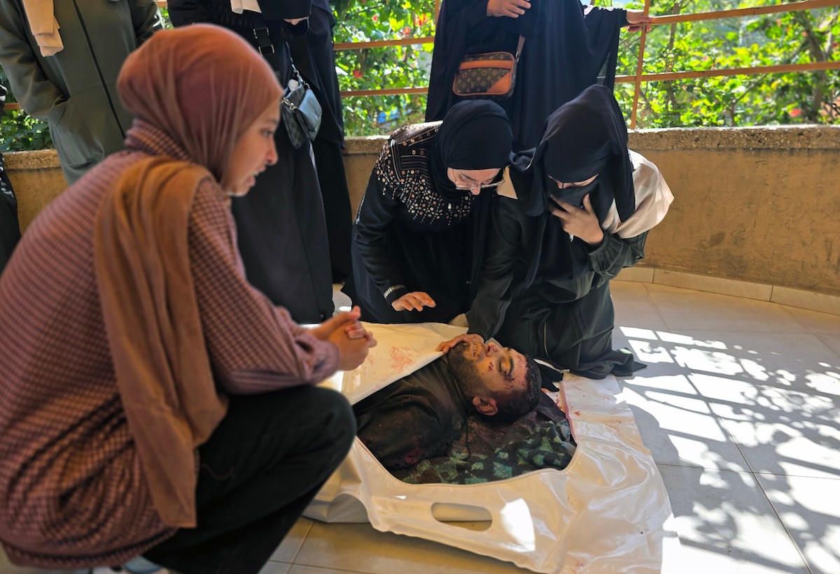 ودّعَ فلسطينيون جثمان يوسف منصور، الذي استُشهد في غارة جوية إسرائيلية أثناء صيده الطيور في منطقة المواصي بخان يونس، جنوب قطاع غزة. 9 أبريل/نيسان 2026. صورة: طارق محمد