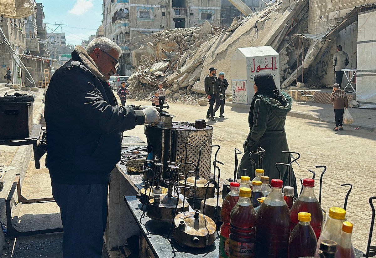 عادل عيسى، 63 عامًا، يُصلح مواقد الكيروسين القديمة في ورشته بمخيم الشاطئ، في مدينة غزة، صورة فوتوغرافية لهادي داود