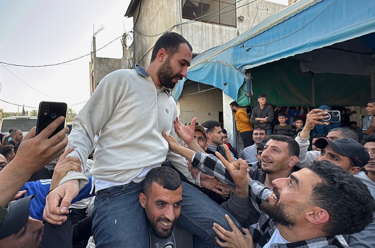 نُقل 24 أسيرًا فلسطينيًا أفرجت عنهم القوات الإسرائيلية إلى مستشفى شهداء الأقصى في دير البلح، وسط قطاع غزة، من قبل اللجنة الدولية للصليب الأحمر في 19 أبريل/نيسان 2026. (صورة: أحمد إبراهيم)