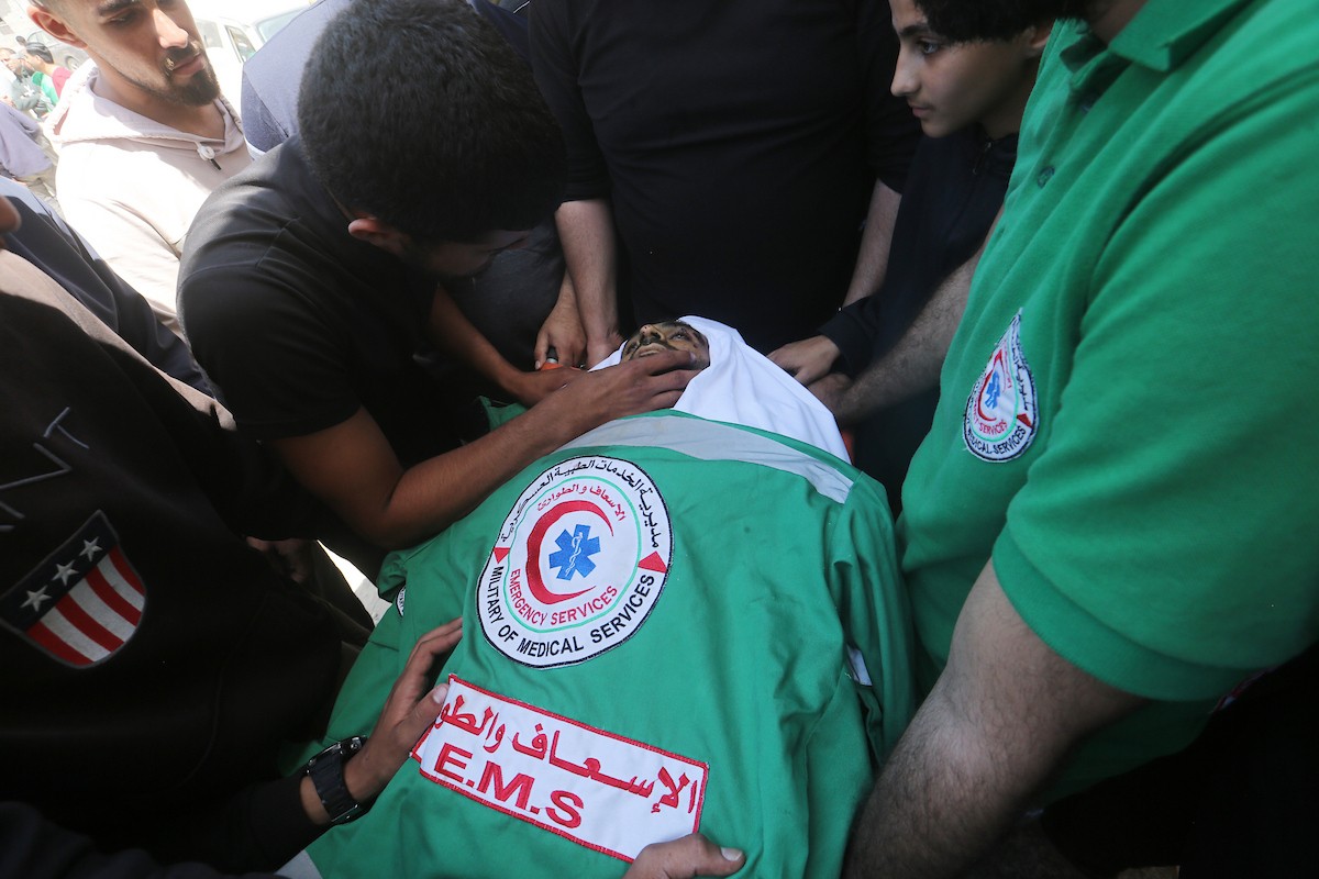 مشيعون فلسطينيون يودعون جثمان المسعف إبراهيم صقر خلال جنازته في مستشفى الشفاء بمدينة غزة في 29 أبريل/نيسان 2026. (صورة: بلال أسامة)