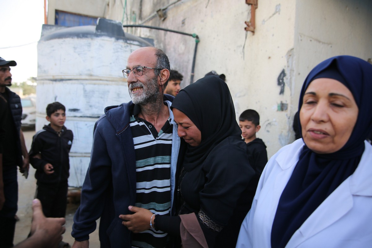 وصل أسرى فلسطينيون أفرج عنهم الجيش الإسرائيلي إلى مستشفى شهداء الأقصى في دير البلح، وسط قطاع غزة، في سيارات تابعة للجنة الدولية للصليب الأحمر، لإجراء فحوصات طبية. 26 أبريل/نيسان 2026. تصوير: هادي داود