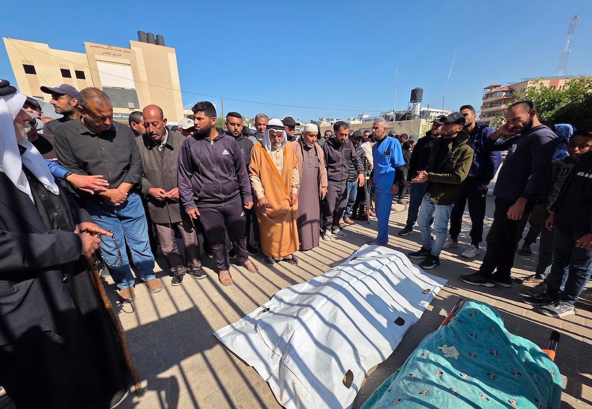 ودّعَ فلسطينيون جثمان يوسف منصور، الذي استُشهد في غارة جوية إسرائيلية أثناء صيده الطيور في منطقة المواصي بخان يونس، جنوب قطاع غزة. 9 أبريل/نيسان 2026. صورة: طارق محمد