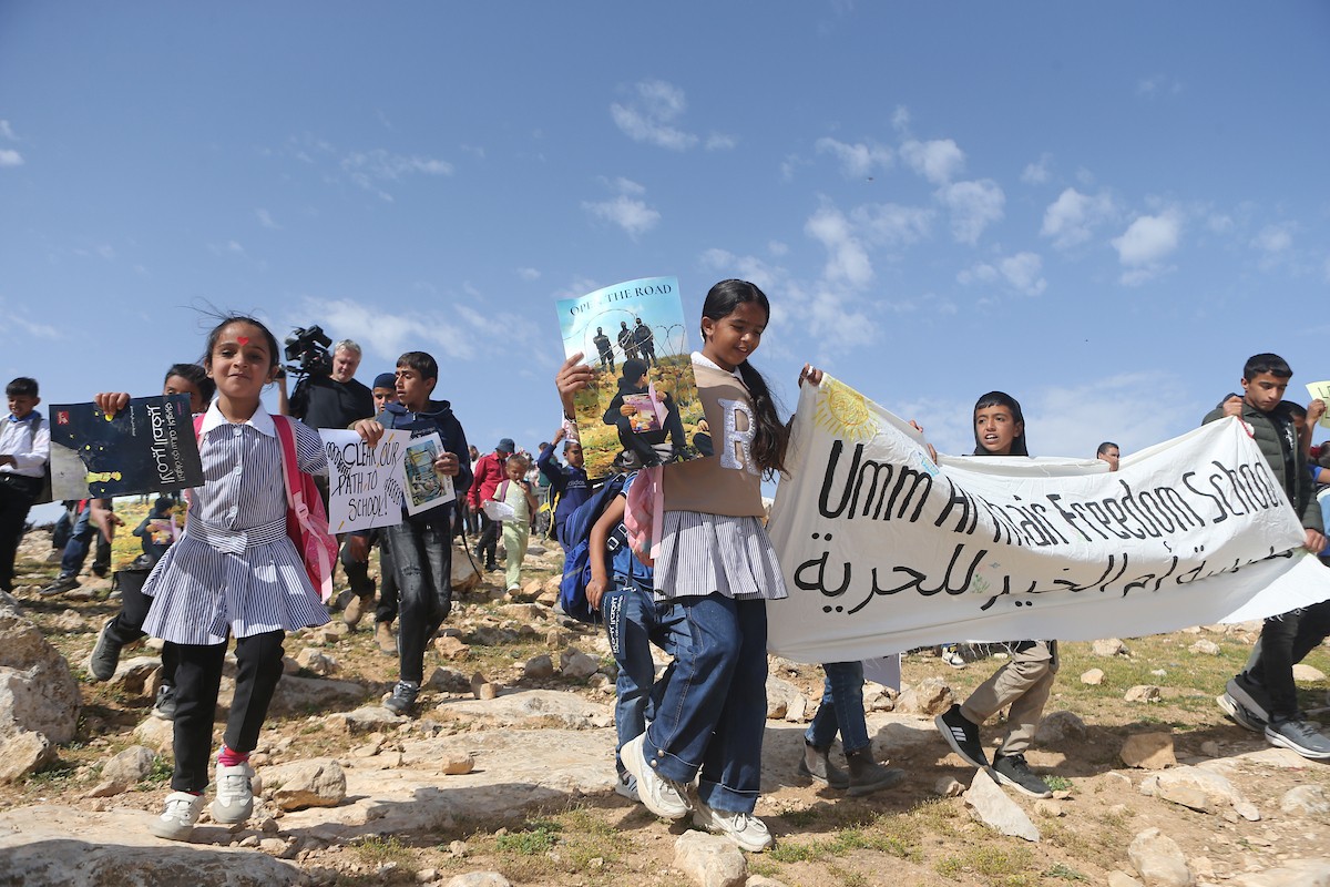 يواصل الطلاب الفلسطينيون اعتصامهم ودراستهم على جانب طريق أغلقه المستوطنون والقوات الإسرائيلية، في قرية أم الخير بمسافر يطا، قضاء الخليل جنوب الضفة الغربية. 26 أبريل/نيسان 2026،(صورة: مأمون وزواز)