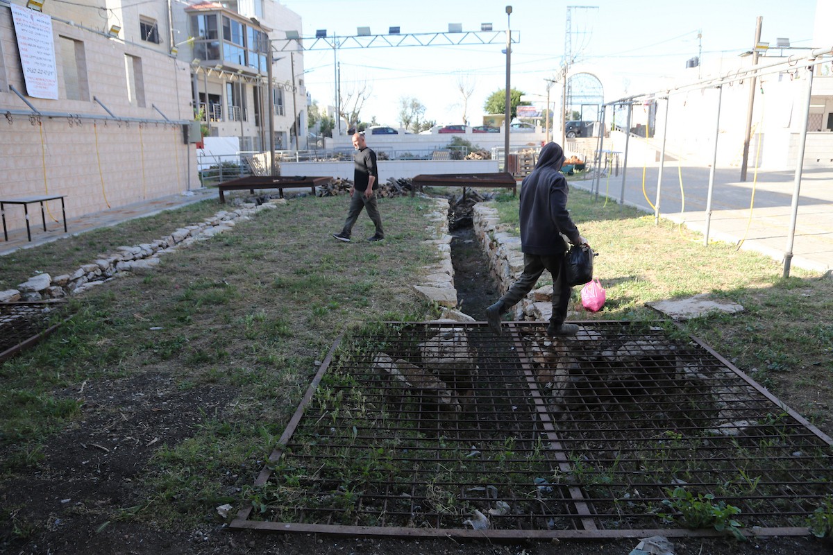 في 29 أبريل/نيسان 2026، عائلات سامرية تُعد خبز طري لطقوس ذبح الأضاحي في عيد الفصح على جبل جرزيم، المطل على مدينة نابلس في الضفة الغربية. ويعيش نحو 700 سامري بين مدينة نابلس في الضفة الغربية ومدينة حولون جنوب تل أبيب. (صورة: محمد ناصر)