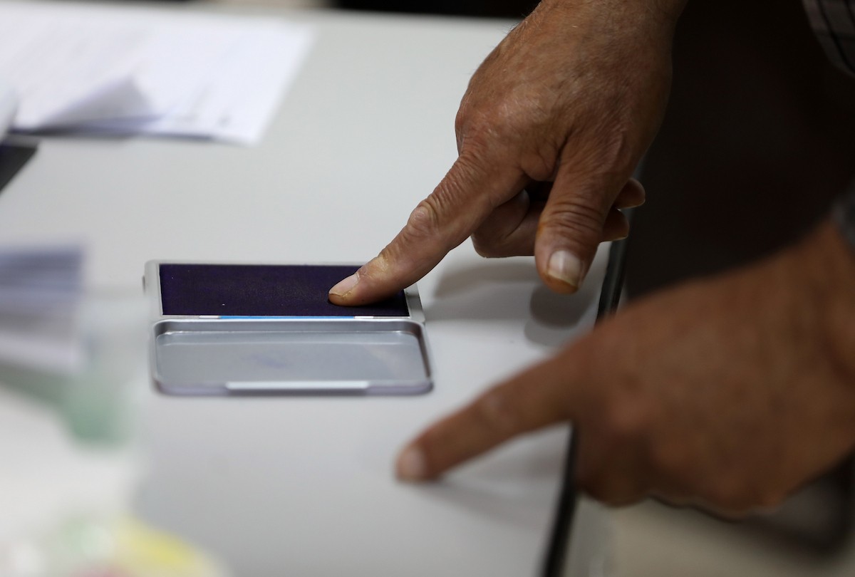 الفلسطينيون يدلون بأصواتهم خلال الانتخابات البلدية لعام 2026 في قرية السرة، غرب نابلس في الضفة الغربية، في 25 أبريل/نيسان 2026. (صورة: أيمن أمين)