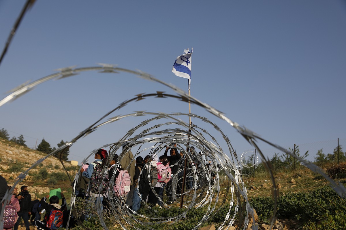 الخليل - أطفال خربة أم الخير وبمشاركة نشطاء سلام دوليين ينظمون وقفة سلمية احتجاجا على إغلاق الجيش الإسرائيلي للطريق الرئيسي المؤدي إلى مدارسهم منذ أسبوع، 19 أبريل/نيسان 2026. تصوير: مأمون وزواز