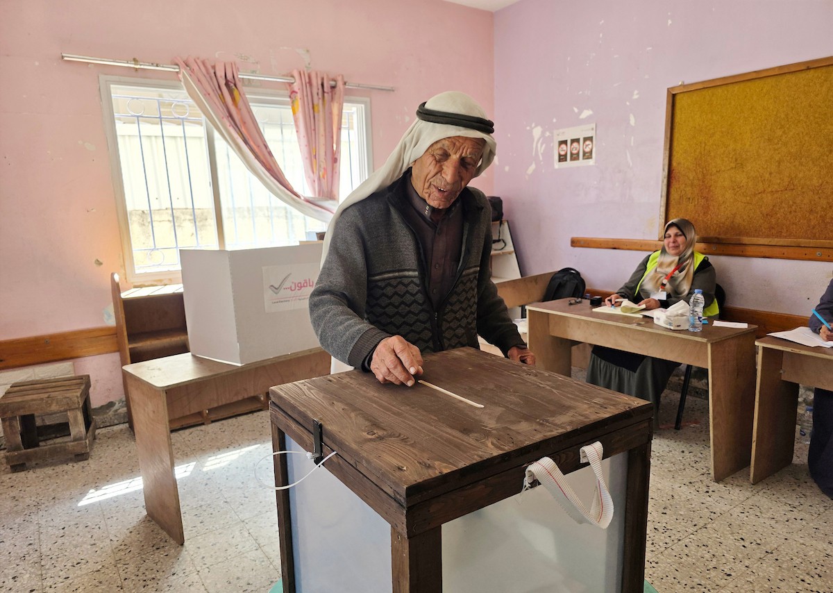 الفلسطينيون يدلون بأصواتهم في مركز اقتراع خلال الانتخابات البلدية في دير البلح، قطاع غزة، في 25 أبريل/نيسان 2026 بعد أكثر من 20 عاما، (صورة: طارق محمد)