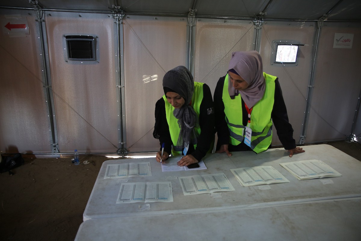 فرز أصوات الناخبين داخل مركز اقتراع في دير البلح، في 25 أبريل/نيسان 2026. وقد جرت الانتخابات البلدية اليوم في الضفة الغربية ووسط قطاع غزة، في أول انتخابات منذ بدء حرب غزة. (صورة: هادي داود)