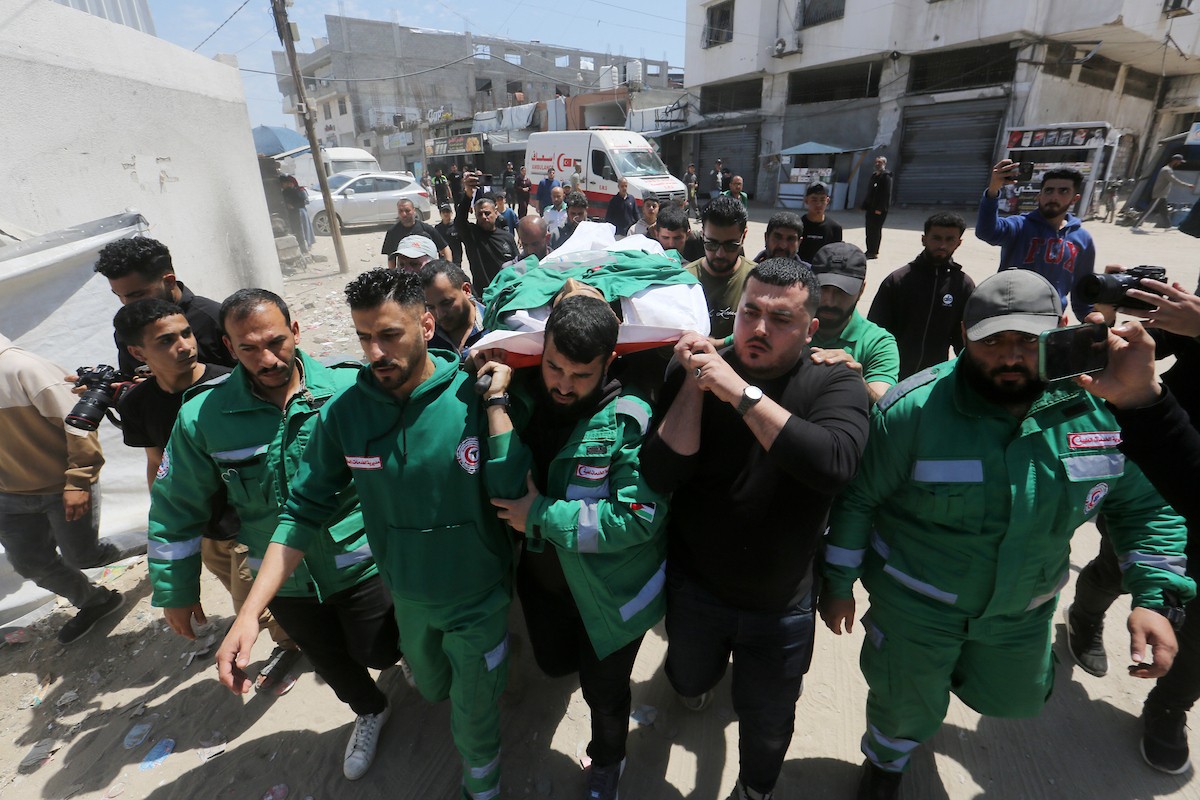 مشيعون فلسطينيون يودعون جثمان المسعف إبراهيم صقر خلال جنازته في مستشفى الشفاء بمدينة غزة في 29 أبريل/نيسان 2026. (صورة: بلال أسامة)