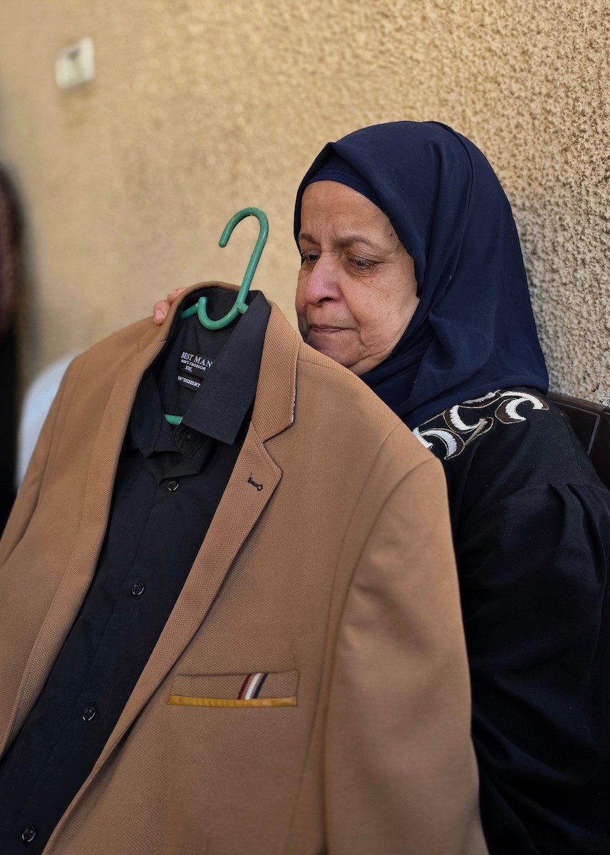 تعيش عائلة الفلسطيني درويش العتال في خان يونس جنوب قطاع غزة حالة من الحزن العميق، بعدما فقدت ابنها إثر غارة جوية إسرائيلية قبل يومين فقط من موعد زفافه، 23 أبريل/نيسان 2026. تصوير: طارق محمد