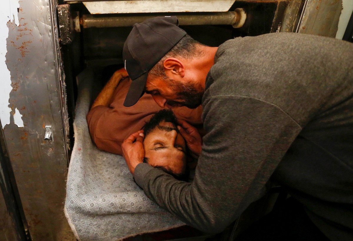 ودّع فلسطينيون عدداً من الجثث في مستشفى شهداء الأقصى بدير البلح. وقد سقط الضحايا جراء القصف الإسرائيلي وإطلاق النار من فصائل مسلحة متعاونة مع الجيش الإسرائيلي، شرق مخيم المغازي وسط قطاع غزة، في 6 أبريل/نيسان 2026. (صورة: أحمد إبراهيم)