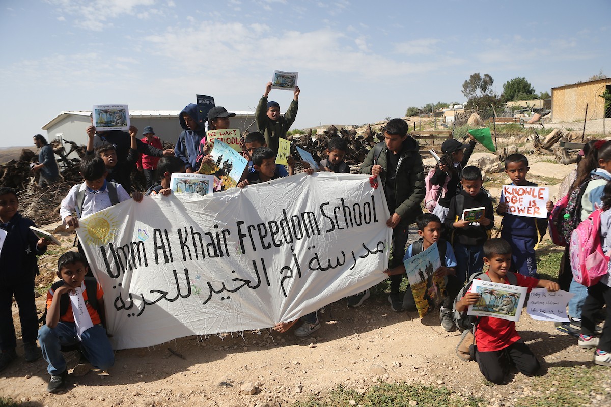 يواصل الطلاب الفلسطينيون اعتصامهم ودراستهم على جانب طريق أغلقه المستوطنون والقوات الإسرائيلية، في قرية أم الخير بمسافر يطا، قضاء الخليل جنوب الضفة الغربية. 26 أبريل/نيسان 2026،(صورة: مأمون وزواز)