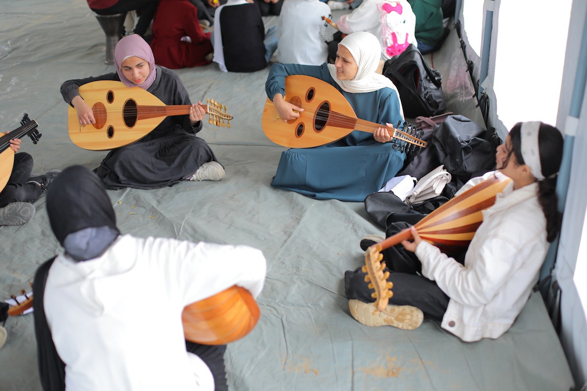 يشارك أطفال فلسطينيون في أنشطة ترفيهية ودعم نفسي اجتماعي في مخيم الزهور للنازحين في مخيم النصيرات للاجئين وسط قطاع غزة. 26 أبريل/نيسان 2026، (تصوير: حسن الجديدي)