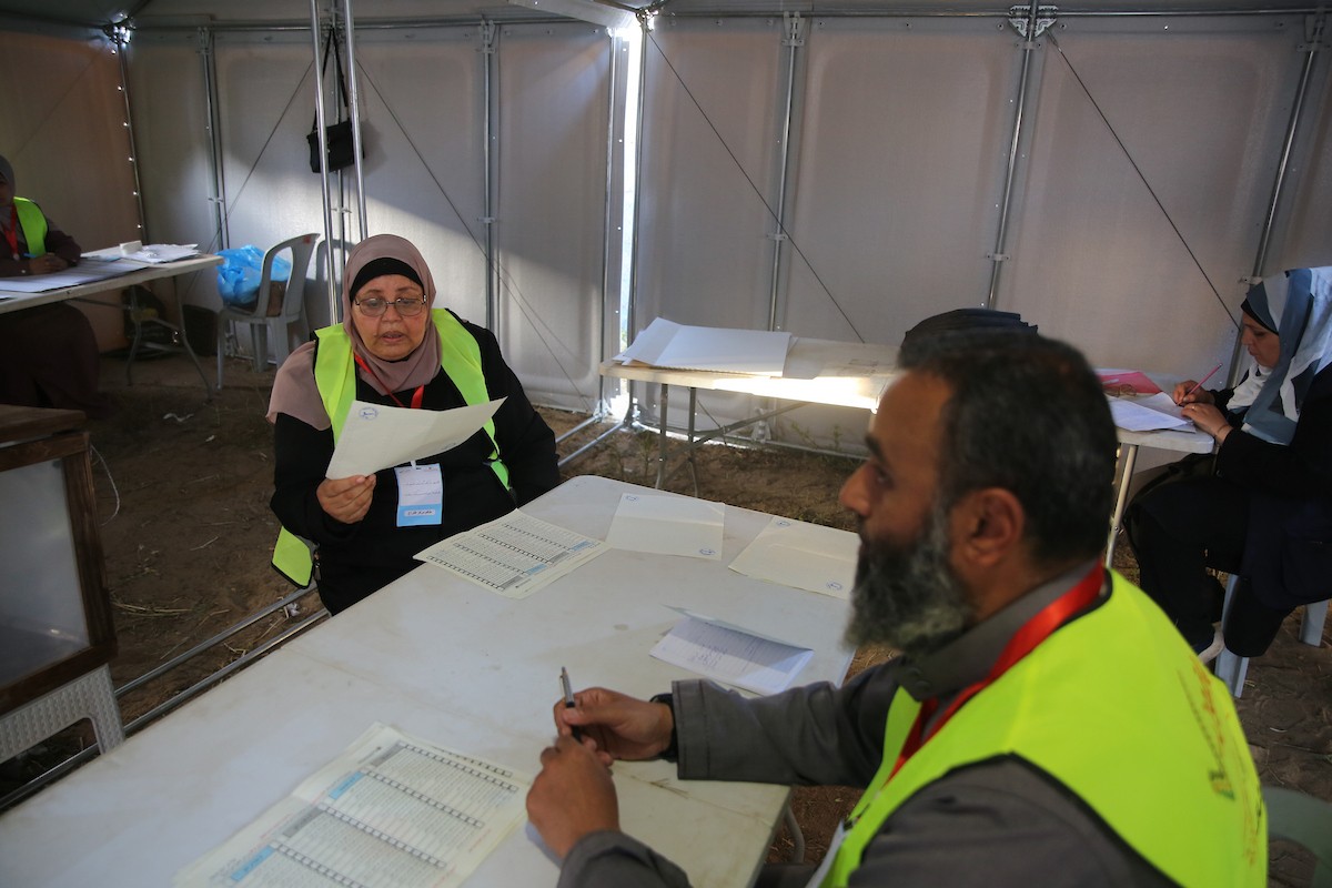 فرز أصوات الناخبين داخل مركز اقتراع في دير البلح، في 25 أبريل/نيسان 2026. وقد جرت الانتخابات البلدية اليوم في الضفة الغربية ووسط قطاع غزة، في أول انتخابات منذ بدء حرب غزة. (صورة: هادي داود)