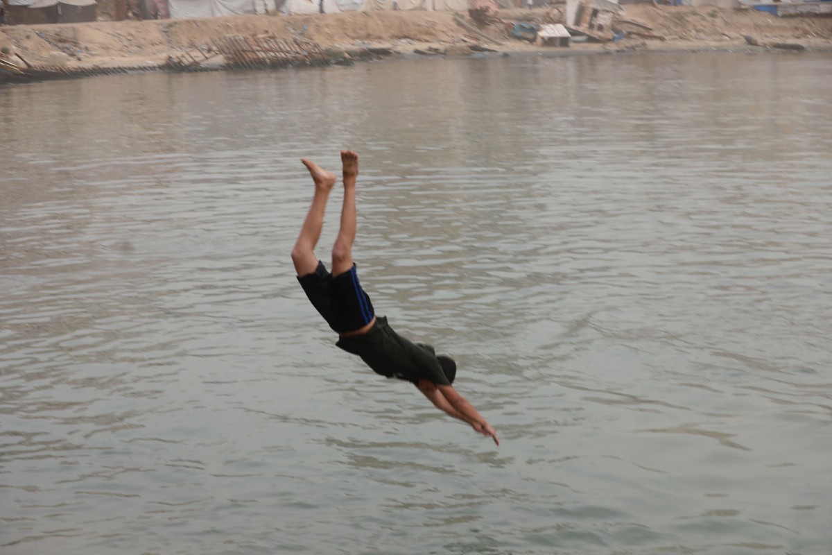 يقضي أطفال فلسطينيون أوقاتهم على شاطئ  غزة، باحثين عن ملاذ من حرارة الشمس وضغوط الحياة اليومية، في ظلّ الظروف الإنسانية المتردية التي يواجهها سكان القطاع جراء الحرب الدائرة، 17 أبريل/نيسان 2026. تصوير: بلال أسامة