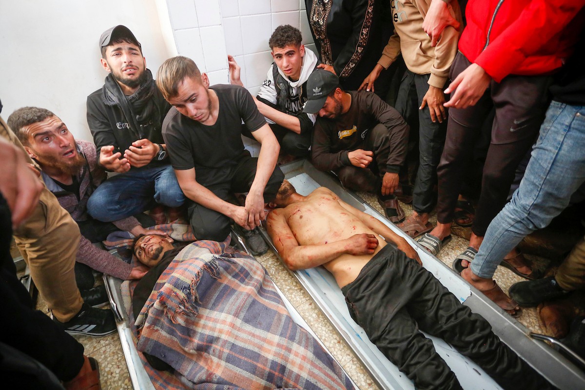 ودّع فلسطينيون عدداً من الجثث في مستشفى شهداء الأقصى بدير البلح. وقد سقط الضحايا جراء القصف الإسرائيلي وإطلاق النار من فصائل مسلحة متعاونة مع الجيش الإسرائيلي، شرق مخيم المغازي وسط قطاع غزة، في 6 أبريل/نيسان 2026. (صورة: أحمد إبراهيم)