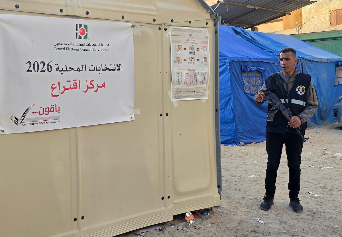لجنة الانتخابات تُجري فرز قوائم المرشحين في الانتخابات المحلية الأولى في دير البلح وسط قطاع غزة منذ أكثر من عقدين، والأولى في الضفة الغربية منذ بدء حرب السابع من أكتوبر/ تشرين الأول 2023، 25 أبريل/نيسان 2026. (صورة: طارق محمد)