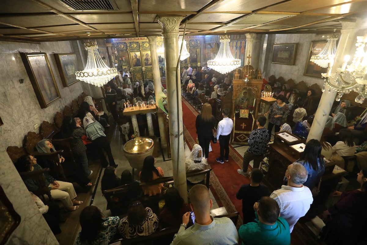 حضر مسيحيون أرثوذكس مقيمون في مدينة غزة، قداسًا في كنيسة القديس بورفيريوس احتفالًا بأحد الشعانين، الذي يُحيي ذكرى دخول السيد المسيح إلى القدس واستقبال الشعب له بأغصان النخيل، 5 أبريل/نيسان 2026. تصوير: هاشم زامو/apaimages