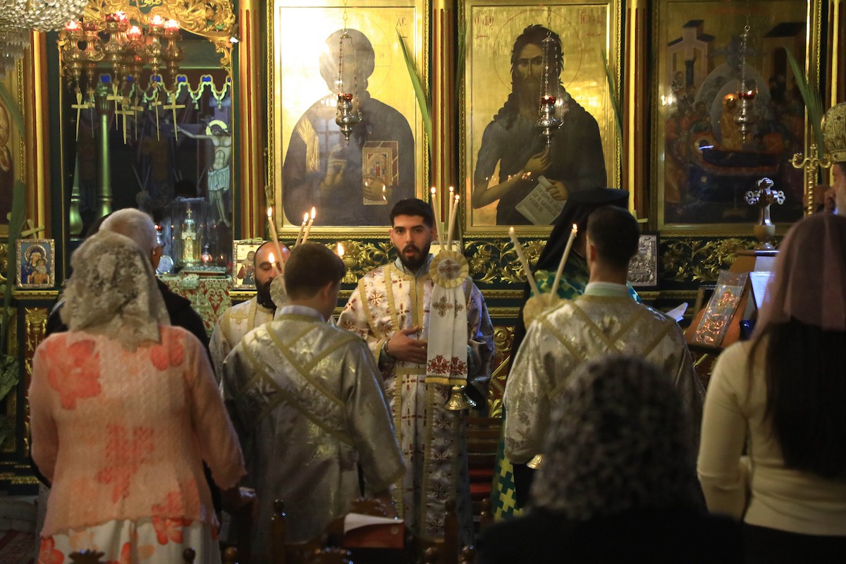 حضر مسيحيون أرثوذكس مقيمون في مدينة غزة، قداسًا في كنيسة القديس بورفيريوس احتفالًا بأحد الشعانين، الذي يُحيي ذكرى دخول السيد المسيح إلى القدس واستقبال الشعب له بأغصان النخيل، 5 أبريل/نيسان 2026. تصوير: هاشم زامو/apaimages