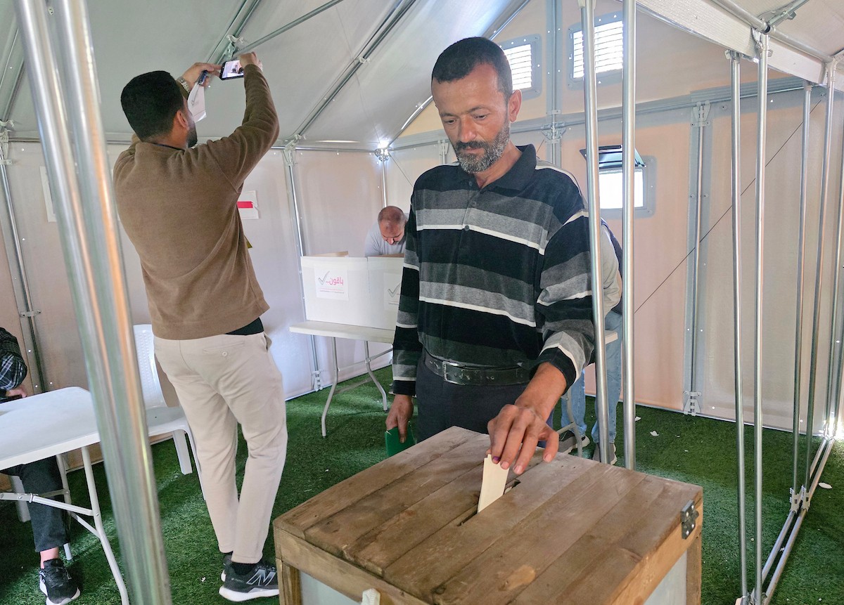 الفلسطينيون يدلون بأصواتهم في مركز اقتراع خلال الانتخابات البلدية في دير البلح، قطاع غزة، في 25 أبريل/نيسان 2026 بعد أكثر من 20 عاما، (صورة: طارق محمد)