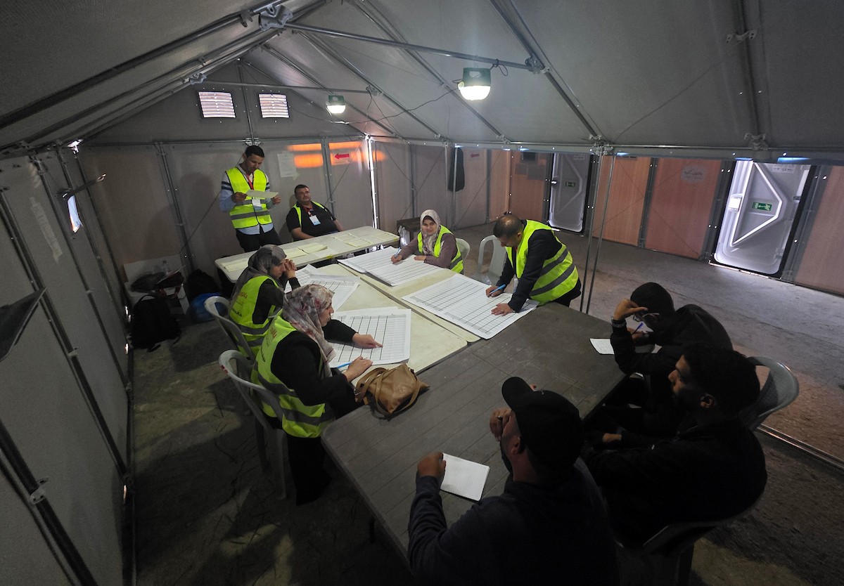 لجنة الانتخابات تُجري فرز قوائم المرشحين في الانتخابات المحلية الأولى في دير البلح وسط قطاع غزة منذ أكثر من عقدين، والأولى في الضفة الغربية منذ بدء حرب السابع من أكتوبر/ تشرين الأول 2023، 25 أبريل/نيسان 2026. (صورة: طارق محمد)