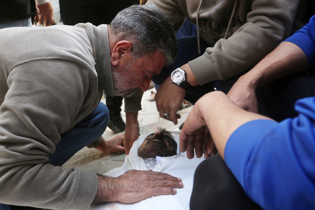 فلسطينيون ينوحون على جثامين مدنيين سقطوا في غارة إسرائيلية شمال قطاع غزة، خلال جنازة أقيمت في مستشفى الشفاء بمدينة غزة، في 26 أبريل/نيسان 2026. صورة: بلال أسامة