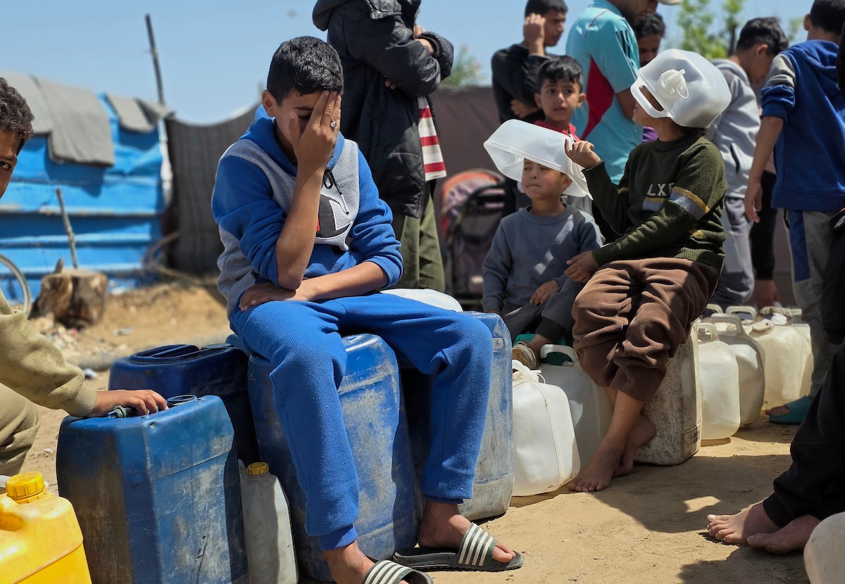 شارك فلسطينيون نازحون في اعتصام احتجاجي جنوب خان يونس، داخل مخيمات النزوح، مطالبين بإنهاء أزمة مياه الشرب، 5 أبريل/نيسان 2026. تصوير: طارق محمد (APA Images).