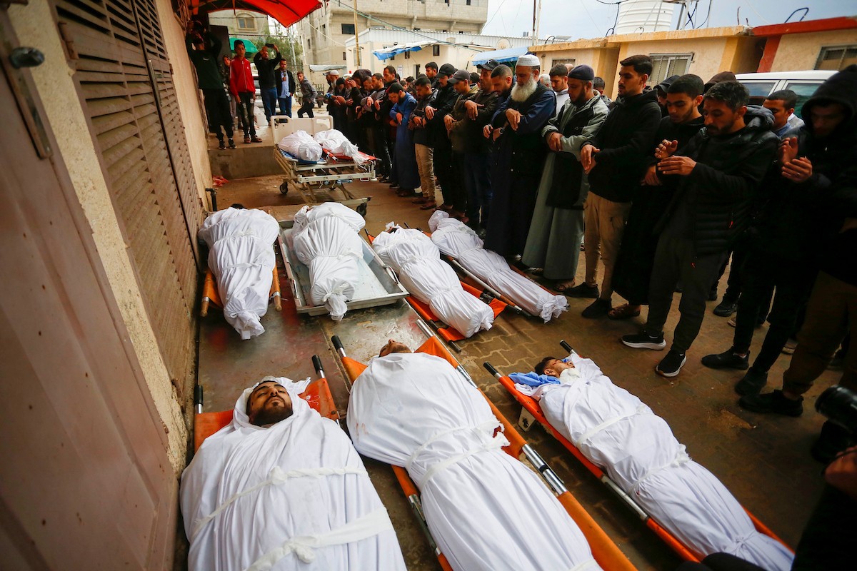 في السابع من أبريل/نيسان 2026، أقارب الضحايا يلقون نظرة أخيرة على جثامين فلسطينيين سقطوا في غارة جوية إسرائيلية شرق مخيم المغازي للاجئين، داخل مستشفى شهداء الأقصى في دير البلح بوسط قطاع غزة.  (صورة: أحمد إبراهيم)