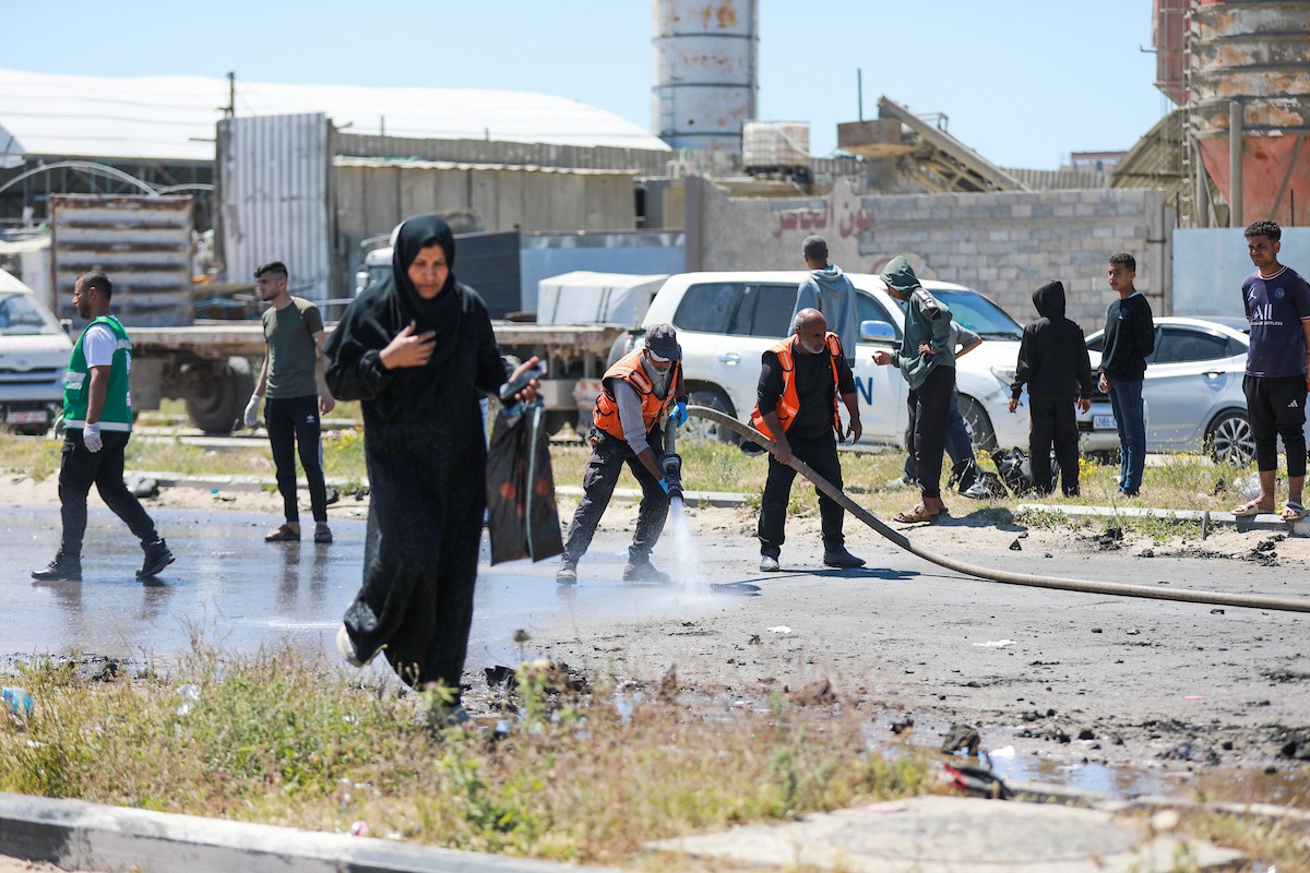 فلسطينيون يتفقدون سيارة مدنية مدمرة بعد استهدافها في غارة جوية إسرائيلية أسفرت عن مقتل ثلاثة أشخاص في شارع صلاح الدين، جنوب مخيم البريج للاجئين وسط قطاع غزة، 23 أبريل/نيسان 2026. صورة: رمزي أبو عامر
