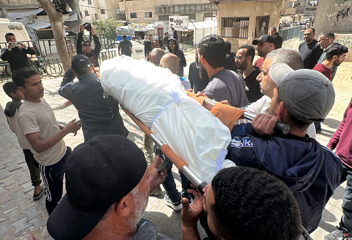 فلسطينيون يودعون جثمان مواطن قُتل في غارات جوية إسرائيلية بحي الشيخ رضوان في مدينة غزة. 6 أبريل/نيسان 2026. (صورة: هادي داود)