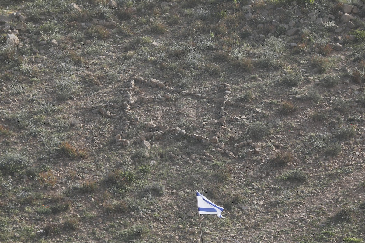 الخليل - أطفال خربة أم الخير وبمشاركة نشطاء سلام دوليين ينظمون وقفة سلمية احتجاجا على إغلاق الجيش الإسرائيلي للطريق الرئيسي المؤدي إلى مدارسهم منذ أسبوع، 19 أبريل/نيسان 2026. تصوير: مأمون وزواز