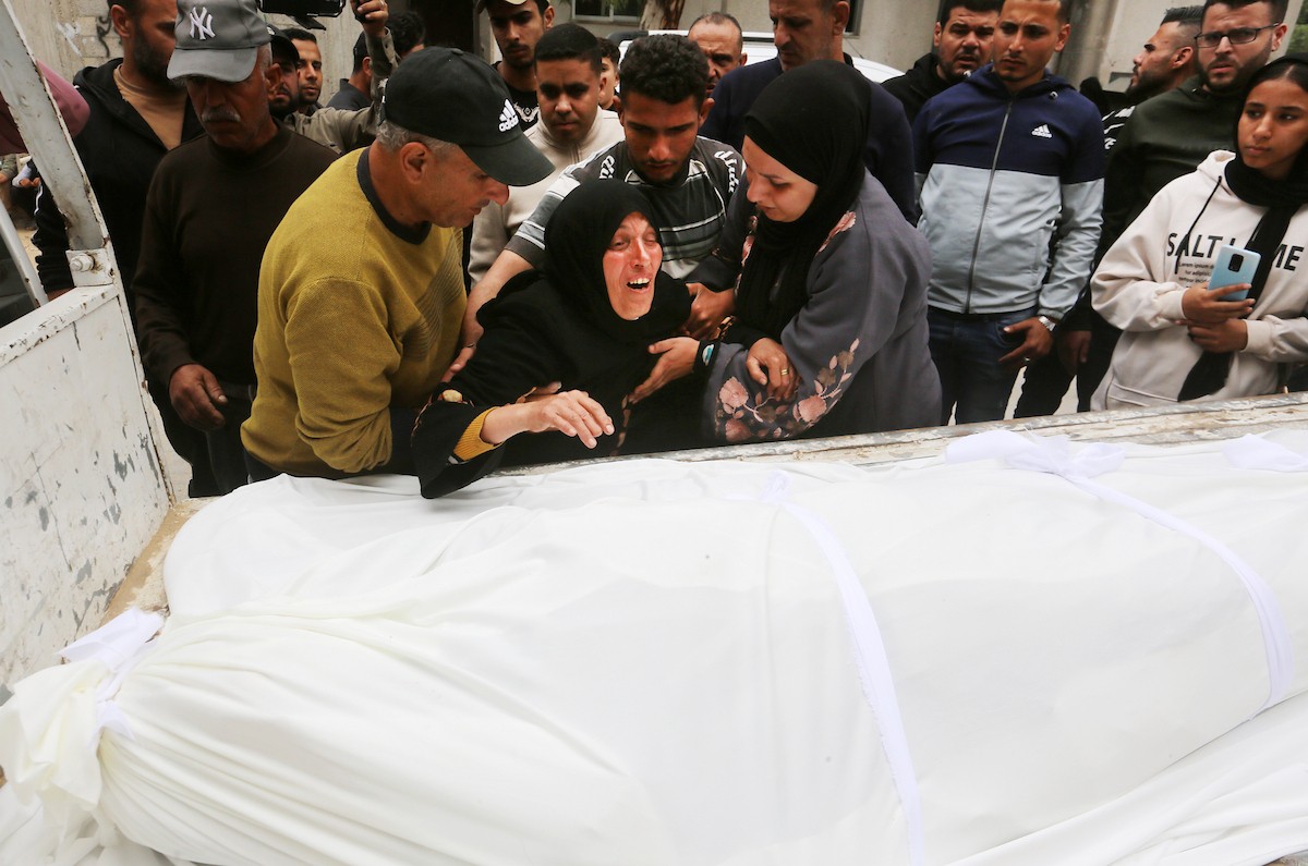 فلسطينيون ينوحون على جثامين مدنيين سقطوا في غارة إسرائيلية شمال قطاع غزة، خلال جنازة أقيمت في مستشفى الشفاء بمدينة غزة، في 26 أبريل/نيسان 2026. صورة: بلال أسامة