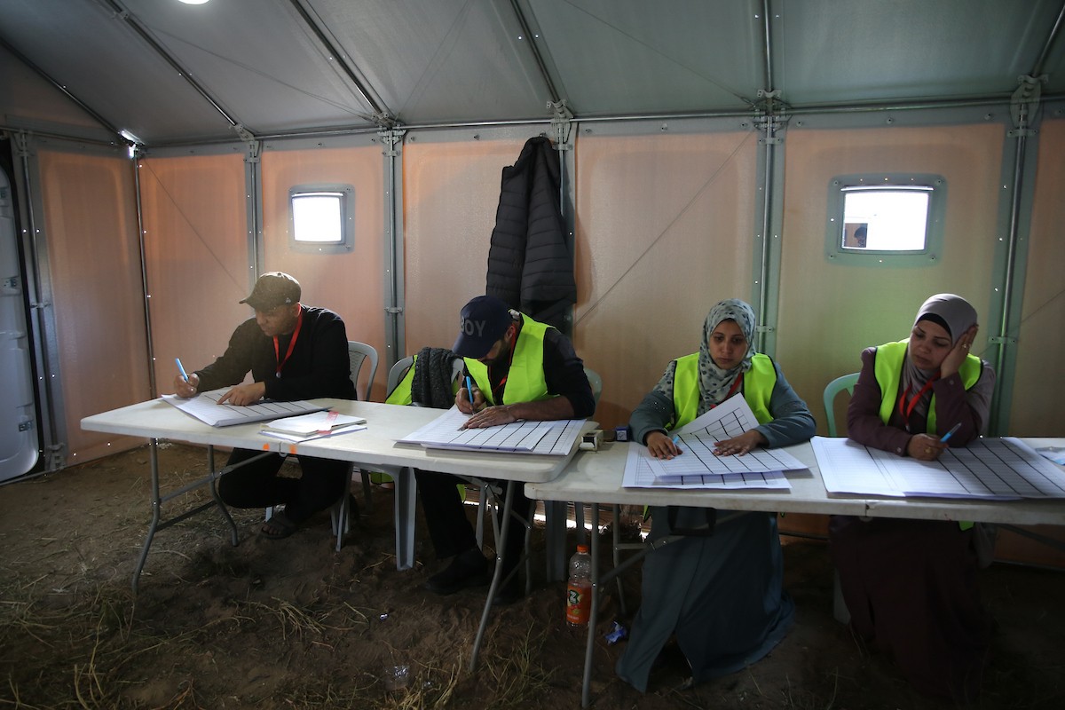 فرز أصوات الناخبين داخل مركز اقتراع في دير البلح، في 25 أبريل/نيسان 2026. وقد جرت الانتخابات البلدية اليوم في الضفة الغربية ووسط قطاع غزة، في أول انتخابات منذ بدء حرب غزة. (صورة: هادي داود)