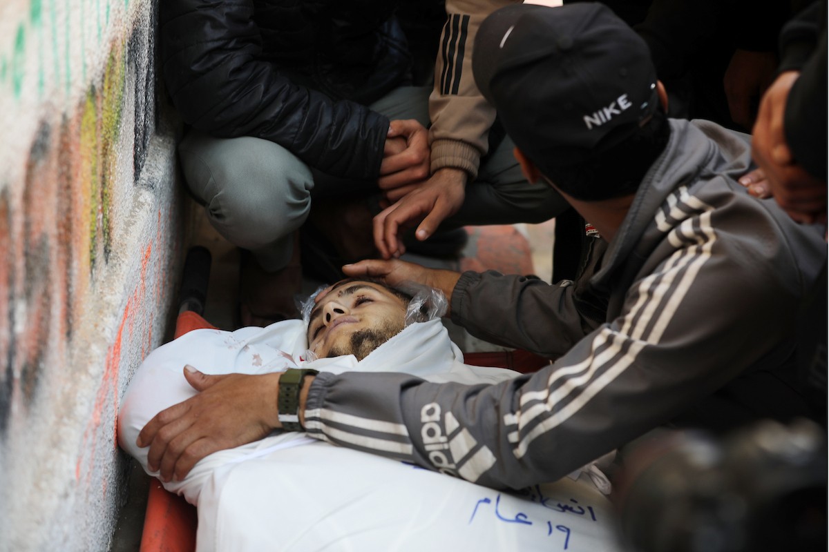 ودّع فلسطينيون جثامين 5 مواطنين بينهم 3 أطفال في مستشفى الشفاء بمدينة غزة، وكانوا قد سقطوا ليلة أمس في غارة إسرائيلية بمنطقة بيت لاهيا شمال قطاع غزة. 23 أبريل/نيسان 2026. صورة: بلال أسامة