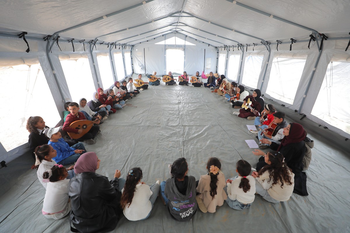 يشارك أطفال فلسطينيون في أنشطة ترفيهية ودعم نفسي اجتماعي في مخيم الزهور للنازحين في مخيم النصيرات للاجئين وسط قطاع غزة. 26 أبريل/نيسان 2026، (تصوير: حسن الجديدي)