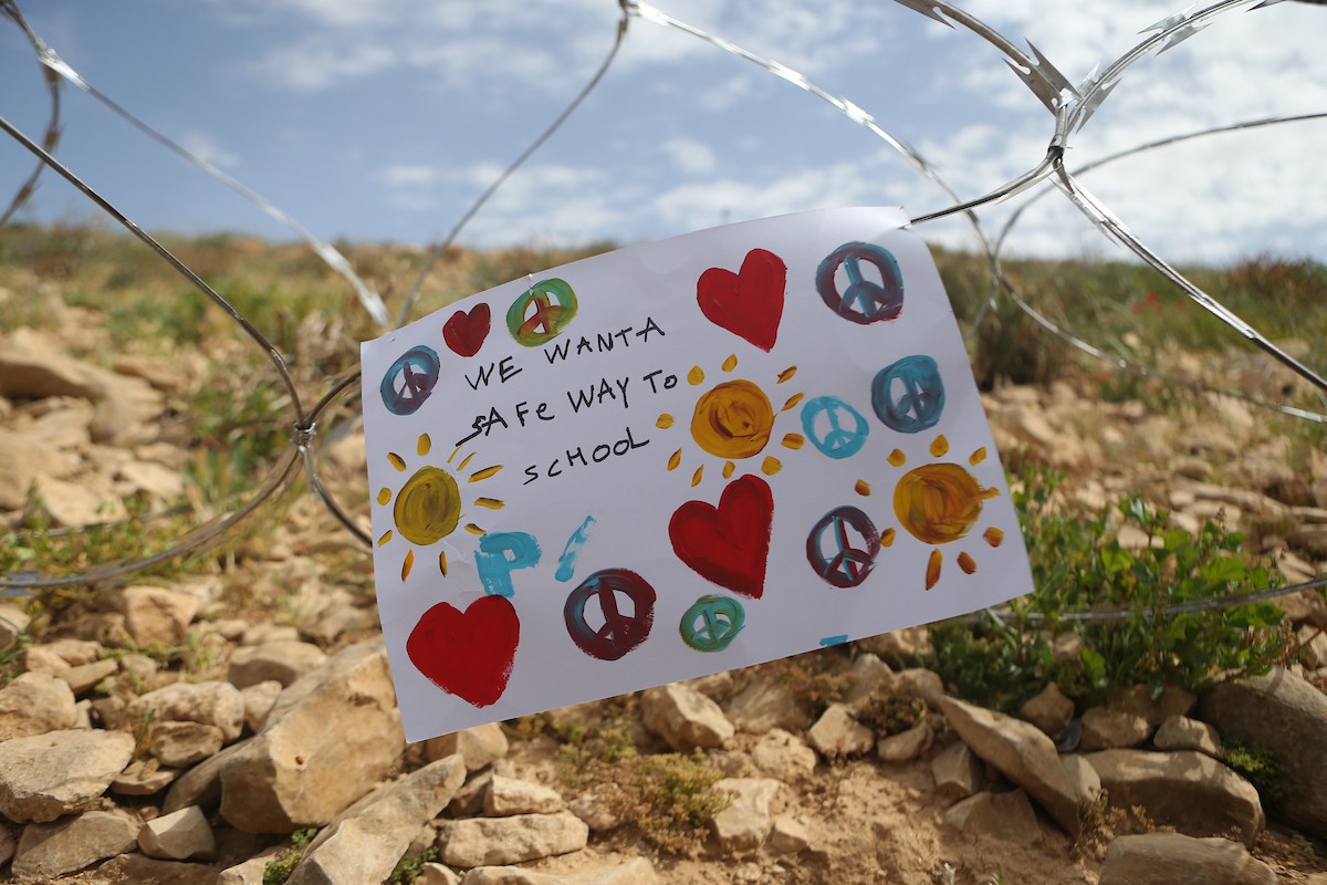 يواصل الطلاب الفلسطينيون اعتصامهم ودراستهم على جانب طريق أغلقه المستوطنون والقوات الإسرائيلية، في قرية أم الخير بمسافر يطا، قضاء الخليل جنوب الضفة الغربية. 26 أبريل/نيسان 2026،(صورة: مأمون وزواز)