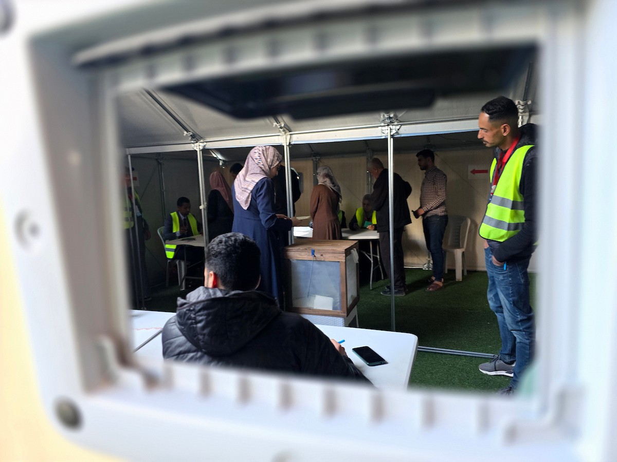 الفلسطينيون يدلون بأصواتهم في مركز اقتراع خلال الانتخابات البلدية في دير البلح، قطاع غزة، في 25 أبريل/نيسان 2026 بعد أكثر من 20 عاما، (صورة: طارق محمد)