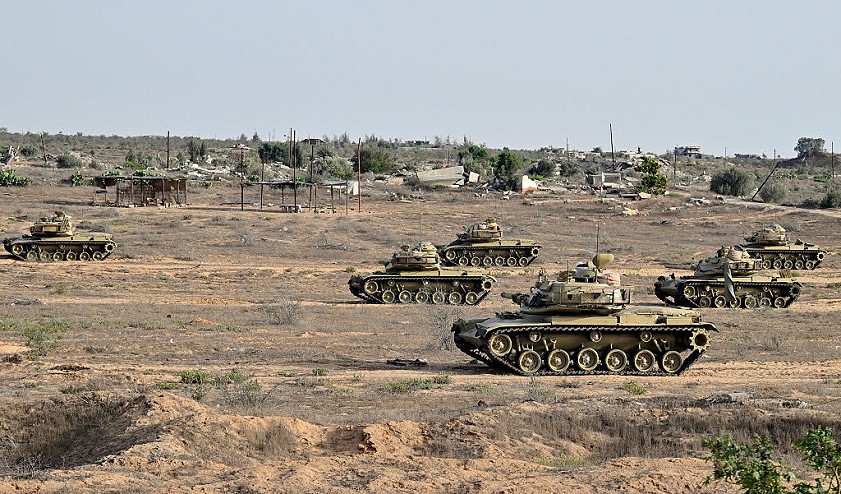 دبابات للجيش المصري منتشرة في العريش شمالي سيناء، توضيحية (Getty Images).jpg